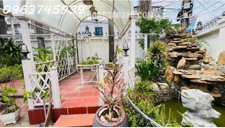 Biệt thự cổ điển, 3 tầng, 245m2, sân rộng ô tô đỗ được, Dĩ An, 8.5 Tỷ